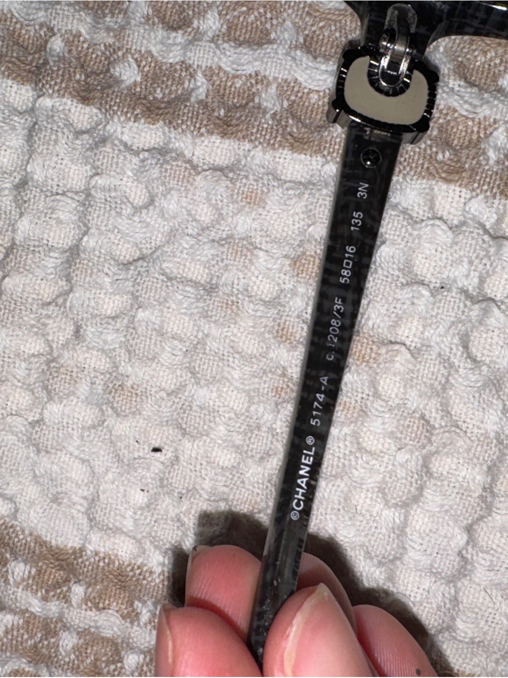 CHANEL Black Sunglasses with Yellow CC Medallion tweed - Picture 4 of 8